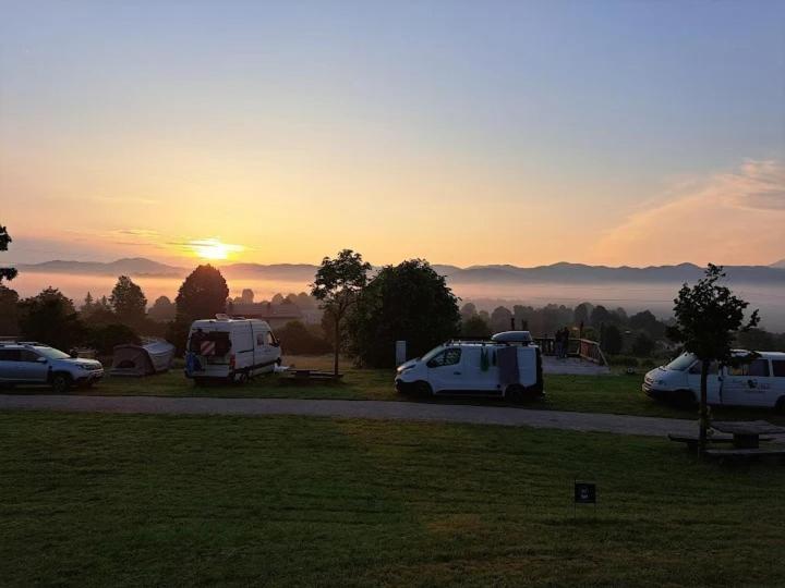 Camp The Sunrise Hill Hotel Pivka Exterior foto
